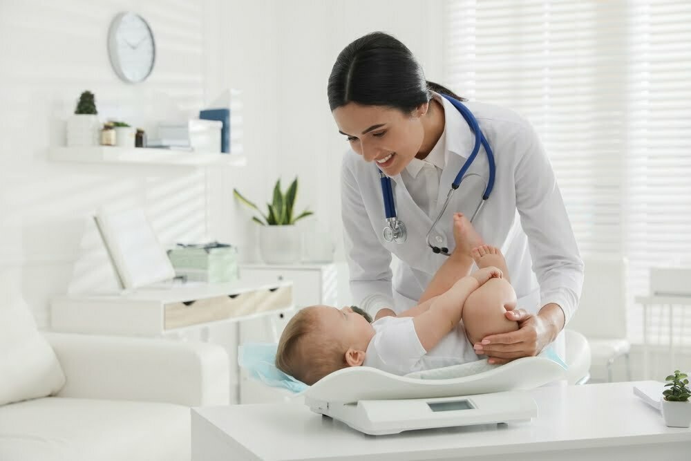 https://www.vickerypediatrics.com/wp-content/uploads/2023/05/first-newborn-doctor-appointment-vickery.jpg